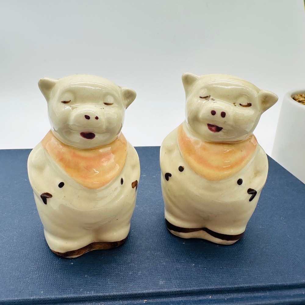 Shawnee Smiley Pig Salt and Pepper Shakers Vintage Ceramic Farmhouse Decor Peach